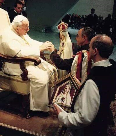 San Juan Pablo II bendice una imagen de la Virgen y un Oratorio María Reina de los Corazones (22 de febrero de 2001)