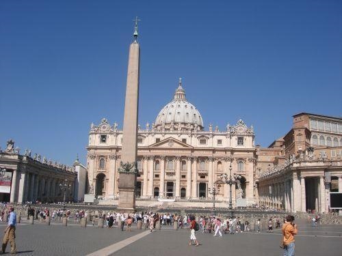 El fundamento de la Iglesia es Pedro y todos sus sucesores, los romanos pontífices, pues, en caso contrario, no perduraría la existencia del edificio. Plaza de San Pedro, Vaticano